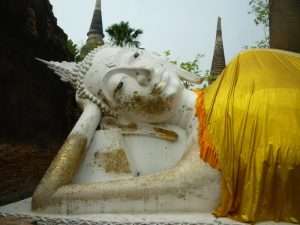 ayutthaya wat yai chai mongkol buddha bianco disteso