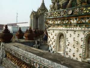 bangkok wat arun corridoio decorato