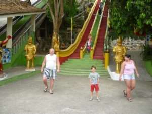 scalinata del tempio a kanchanaburi