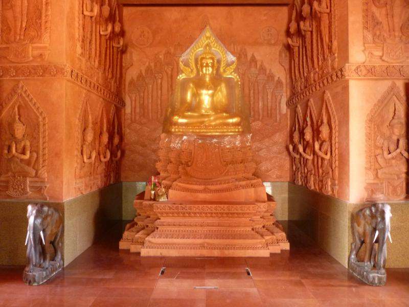 Tempio di terra rossa Koh Samui