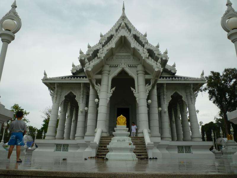 krabi city tempio bianco