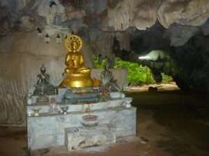 tempio dentro grotta a krabi