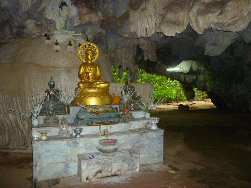 tempio dentro grotta a krabi