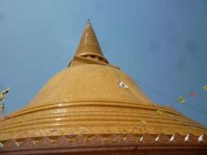 chedi rivestito di mattonelle a nakhon patthon