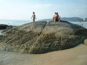 phuket kata beach rocce in spiaggia