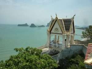 tempio in cima alla collina a prachuap kiri khan