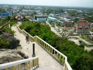 salita al tempio di prachuap kiri khan