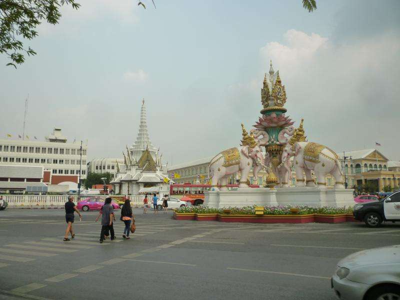 Rotonda davanti al Sanam Luang