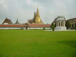 chedi dorato del wat kaeo