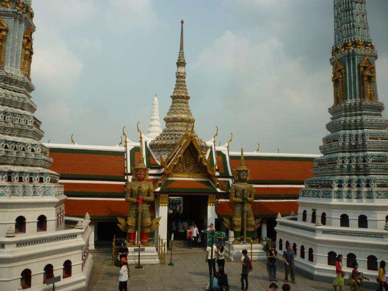 Galleria del Wat Phra Khaew con guardiani Yak