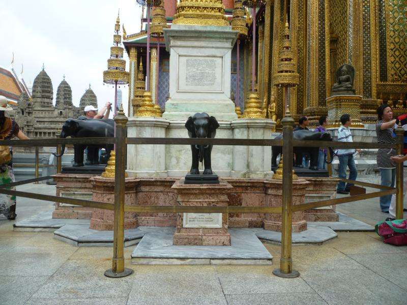 Phra Bussabok altarini con elefanti