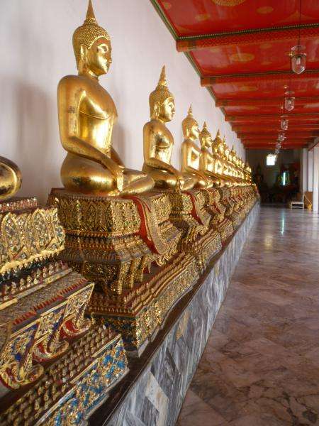 Phra Vihara corridoio con i Buddha dorati