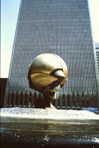 The sphere davanti alle torri gemelle