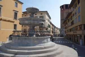 Fontana e campanile del Duomo