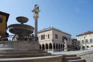 Piazza della Libertà con colonna
