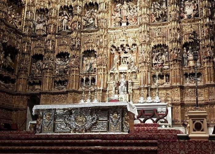 Retablo dorato nella cattedrale di Siviglia