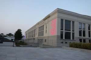 Palazzo delle Scintille con installazione artistica