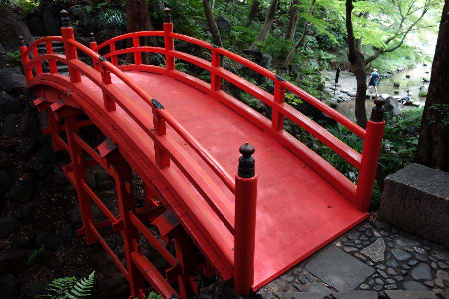 Ponte rosso al Koishikawa korakuen di Tokyo