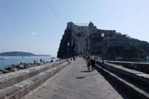Ponte di pietra del castello aragonese di Ischia