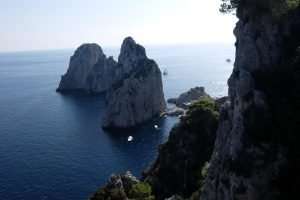 Vista sui faraglioni dalla via di Pizzolungo Capri