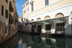 Ingresso della Fenice dal canale Menuo