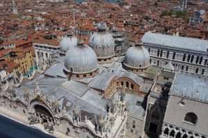 Vista dal campanile sulla Basilica di Venezia