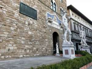 Facciata anteriore di Palazzo Vecchio con le statue