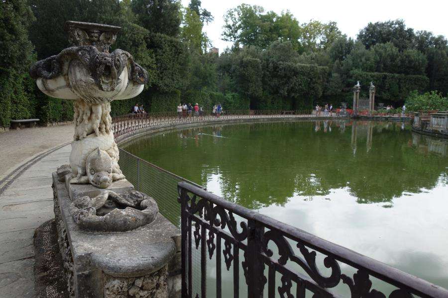 Vasca dell'isola del parco di Boboli