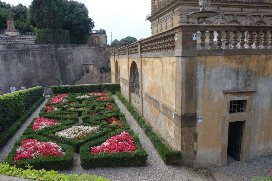 Giardino fiorito al Boboli di Firenze