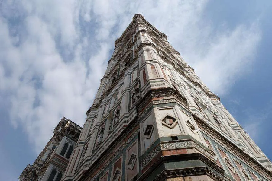 Vista angolare sulla torre di Giotto a Firenze