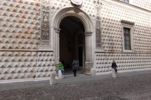 Ferrara Palazzo dei Diamanti cosa vedere in camper